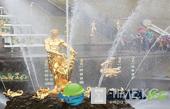 Фонтаны Петергофа впервые включили под музыку рояля, установленного на Большом каскаде Фонтаны Петергофа впервые включили под музыку рояля, установленного на Большом каскаде