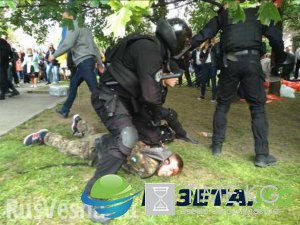 «Мордой в пол, бандеры!» — полиция Днепропетровска жестко задерживает неонацистов