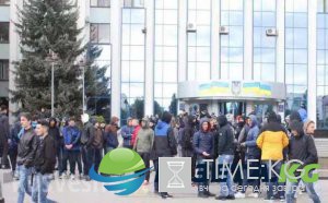 Неонацисты устроили драку с копателями янтаря в Ровно ФОТО, Неонацисты устроили драку с копателями янтаря в Ровно ФОТО,
