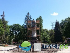 Памятник Хмельницкому в Чернигове развернут спиной к Москве