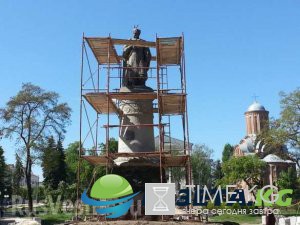 Памятник Хмельницкому в Чернигове развернут спиной к Москве