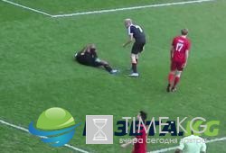 Помогите! Он же страдает! Самая жуткая травма в истории футбола, наверное (видео)