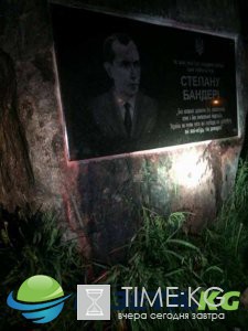 С Днем Победы: мемориал Бандере в Хмельницком облили краской С Днем Победы: мемориал Бандере в Хмельницком облили краской
