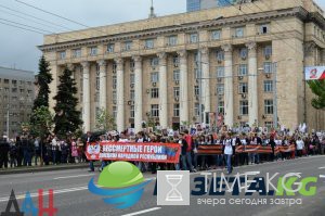С портретами Гиви и Моторолы: многотысячный «Бессмертный полк» прошел по Донецку С портретами Гиви и Моторолы: многотысячный «Бессмертный полк» прошел по Донецку