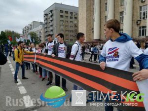 С портретами Гиви и Моторолы: многотысячный «Бессмертный полк» прошел по Донецку С портретами Гиви и Моторолы: многотысячный «Бессмертный полк» прошел по Донецку