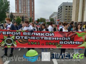 С портретами Гиви и Моторолы: многотысячный «Бессмертный полк» прошел по Донецку С портретами Гиви и Моторолы: многотысячный «Бессмертный полк» прошел по Донецку