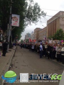 С портретами Гиви и Моторолы: многотысячный «Бессмертный полк» прошел по Донецку С портретами Гиви и Моторолы: многотысячный «Бессмертный полк» прошел по Донецку