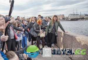 Сергей Шнуров ради поднятия рейтинга помыл ростральные колонны в Петербурге Сергей Шнуров ради поднятия рейтинга помыл ростральные колонны в Петербурге