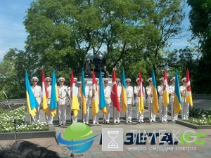 «Слава русскому оружию»: В Одессе к визиту Порошенко надпись спрятали за курсантами «Слава русскому оружию»: В Одессе к визиту Порошенко надпись спрятали за курсантами