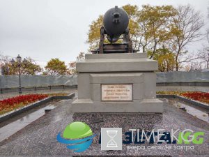 «Слава русскому оружию»: В Одессе к визиту Порошенко надпись спрятали за курсантами «Слава русскому оружию»: В Одессе к визиту Порошенко надпись спрятали за курсантами