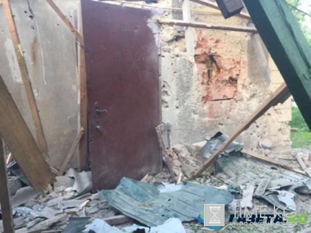 "Авдеевка 13.05.2017. Эти две девочки остались сиротами. Верю, что реализатор курятины свою жизнь закончит в сортире, и это время для него обязательно наступит", - Аброськин