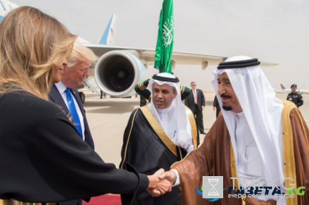Дональд и Мелания Трамп совершили первую зарубежную поездку в качестве президента и первой леди