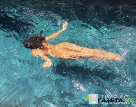 Ирина Шейк показала смелый снимок в купальнике и снова вернулась к съемкам