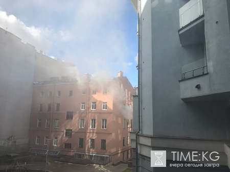 Из горящей квартиры на Васильевском острове спасли двух человек