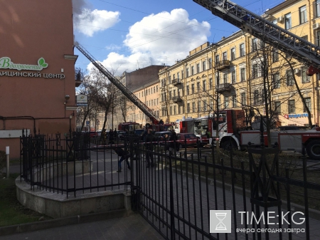Из горящей квартиры на Васильевском острове спасли двух человек