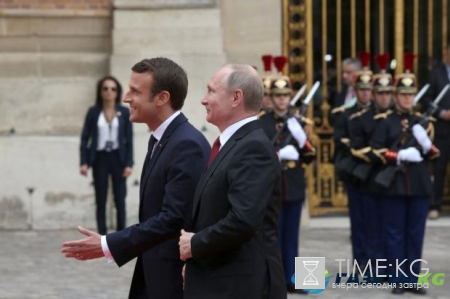 Макрон и Путин обменялись рукопожатием