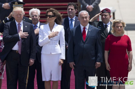 Мелания Трамп не подала руки мужу и поставила его в неудобное положение