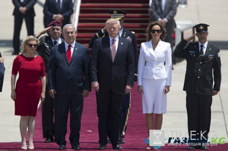 Мелания Трамп не подала руки мужу и поставила его в неудобное положение