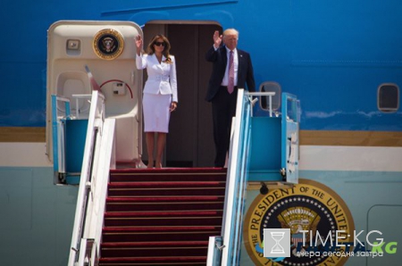 Мелания Трамп не подала руки мужу и поставила его в неудобное положение