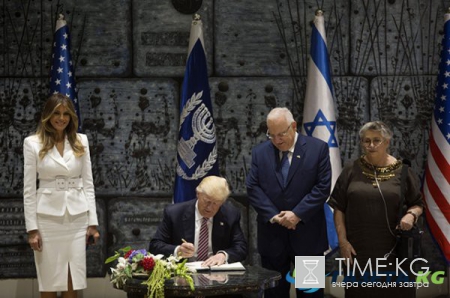 Мелания Трамп не подала руки мужу и поставила его в неудобное положение