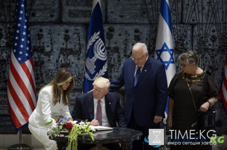 Мелания Трамп не подала руки мужу и поставила его в неудобное положение