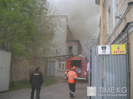 На набережной Обводного канала тушат пожар по повышенному рангу