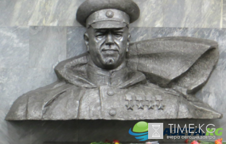 На Украине пенсионерки отстояли портрет Жукова