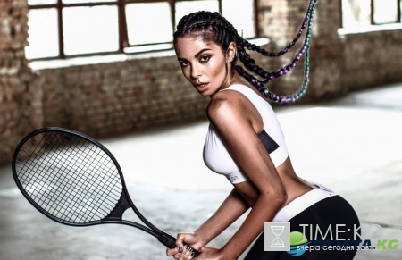 Настя Каменских тренируется в ботфортах