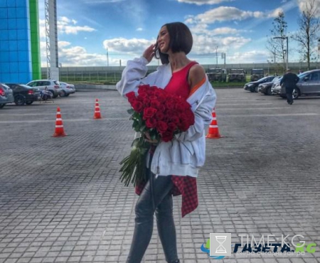 Ольга Бузова на премии RU.TV показала Дмитрию Тарасову средний палец
