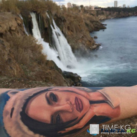 Ольга Серябкина оказывает знаки внимания иностранцу