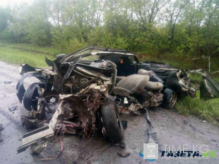 Опубликованы чудовищные фото ДТП на Южном Урале, где водителю ВАЗа оторвало голову