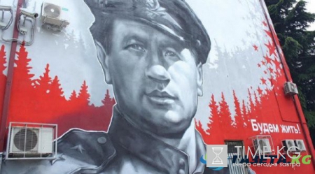 Персонажа легендарного фильма о ВОВ «В бой идут одни старики», Маэстро, изобразили на торце пятиэтажного здания в Сочи