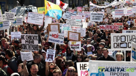 Полиция изъяла баннеры с Путиным и Собяниным на митинге против реновации в Москве