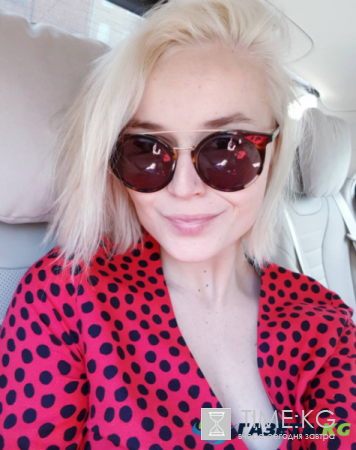 Полина Гагарина выходит после родов в свет, но пока скрывает фигуру под объемными нарядами