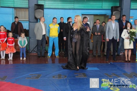 Сеть шокировала певица, выступившая без нижнего белья в украинской школе