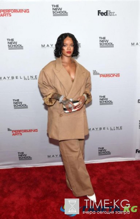 Стильно или странно: сеть обсуждает новый образ популярной певицы Рианны