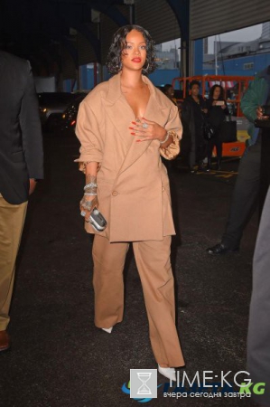 Стильно или странно: сеть обсуждает новый образ популярной певицы Рианны