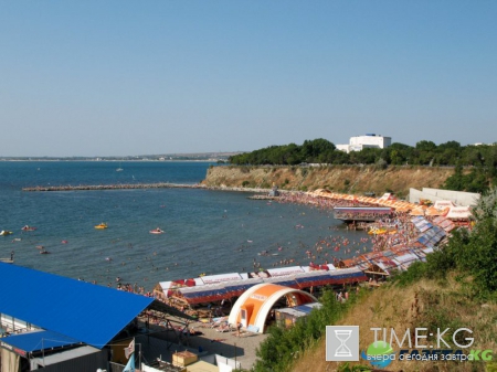 В Анапе двоих человек унесло в море на батуте