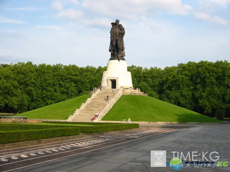 В Берлине прошла церемония возложения цветов к советскому мемориалу