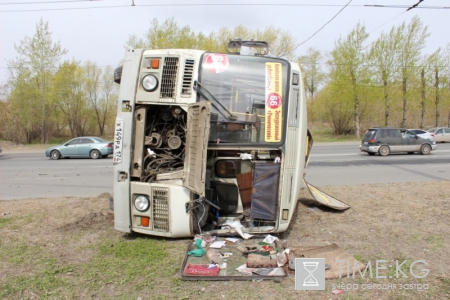В Челябинске автобус опрокинулся после ДТП с «Фольксвагеном»