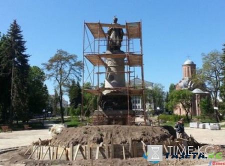 В Чернигове памятник Богдану Хмельницкому решено развернуть задом к Москве