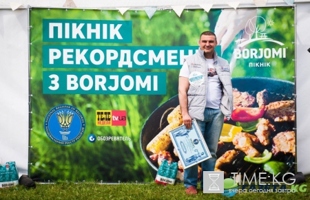 В Киеве рекордно быстро пожарили шашлык под аккомпанемент юной гитаристки