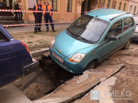 В переулке Макаренко «Шевроле» провалился под асфальт
