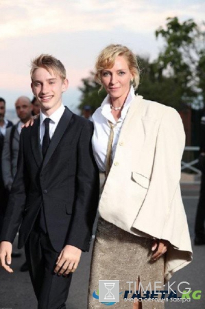 Жёлтое платье и свадебный подарок: Топ последних громких новостей о звездах