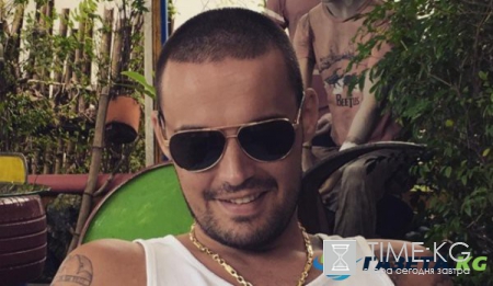 Знаменитый певец накинулся на ветерана