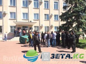 Типичная Украина: Под Одессой депутата облили зеленкой и пытались бросить в мусорник ФОТО, Типичная Украина: Под Одессой депутата облили зеленкой и пытались бросить в мусорник ФОТО,