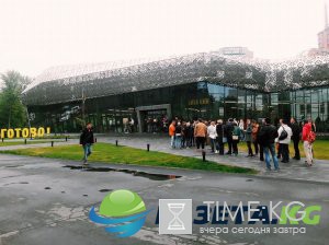 Украинцы выстроились в очереди за загранпаспортами