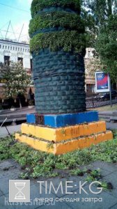 В центре Киева разорили «огород» на постаменте памятника Ленину В центре Киева разорили «огород» на постаменте памятника Ленину
