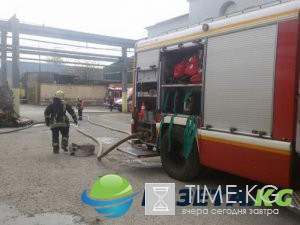 В Химическом переулке тушили сильный пожар в складском помещении В Химическом переулке тушили сильный пожар в складском помещении