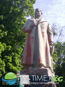 В Киеве вандалы облили краской памятник генералу Ватутину В Киеве вандалы облили краской памятник генералу Ватутину